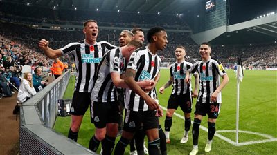 رسميًا.. نيوكاسل يجدد عقد مدافعه حتى 2025