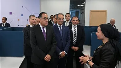رئيس الوزراء يزور عددًا من الشركات العالمية في مجال صناعة التعهيد بالقرية الذكية
