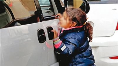 قرارات عاجلة من النيابة بحق المتهم بالتسول بالأطفال فى السيدة عائشة