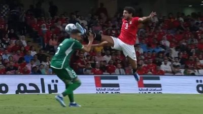 خبير تحكيمي يحسم الجدل.. هل يستحق محمد هاني الطرد أمام الجزائر؟