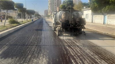 الانتهاء من وضع الطبقة الأسفلتية الأولى ضمن أعمال تطوير شارع الحرية 
