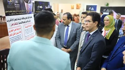 رئيس جامعة بنها يفتتح معرضا للمشروعات الطلابية