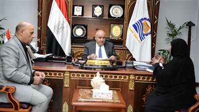 محافظ قنا يواصل استقبال المواطنين بمكتبه لبحث شكواهم