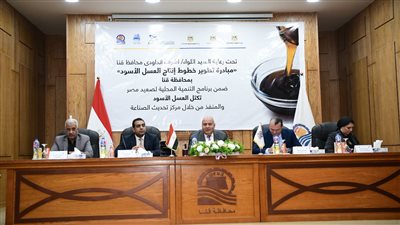 محافظ قنا يسلم خطابات تطوير 22 عصارة عسل أسود لأصحابها