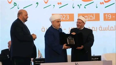 مفتي الجمهورية يمنح رئيس مسلمي القوقاز جائزة الإمام القرافي للتميز الإفتائي