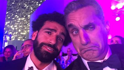 صورتي مع فخر العرب.. باسم يوسف يعلق على الانتقادات الموجهة لمحمد صلاح 