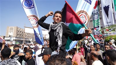  الآلاف في ميدان الساعة بمدينا قنا يدعمون فلسطين ويفوضون الرئيس لحماية الأمن القومي