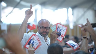 انتخابات الزمالك.. حسام المندوه يشير بعلامة النصر (صور)