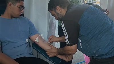 من 16 إلى 60 .. المتظاهرون ببورسعيد يتسابقون للتبرع بالدم لصالح مصابي غزة