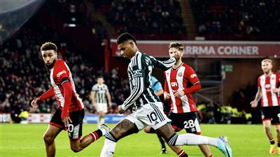 مانشستر يونايتد يتفوق على شيفيلد بصعوبة ويواصل سلسلة الانتصارات في الدوري الإنجليزي