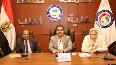 عميد طب طنطا يكرم أوائل الطلاب لبرنامج الساعات المعتمدة (صور)