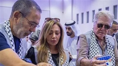 ليلى علوي تعبر عن سعادتها بإقامة فرح في مخيم الإيواء بغزة