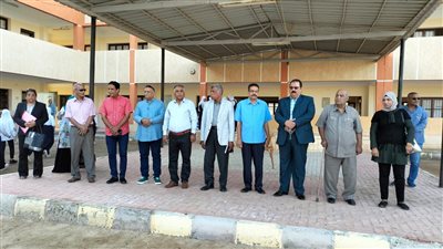 رئيس مدينة سفاجا يتابع سير العملية التعليمية بمدرسة سفاجا الثانوية التجارية