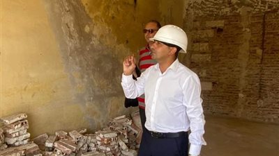 مدير آثار الإسكندرية يتابع أعمال ترميم محكمة سراي الحقانية (صور)