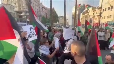 متظاهرون فلسطينيون يحرقون صور ماكرون في رام الله