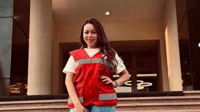 تضامنًا مع أهالي غزة.. أسما إبراهيم تتطوع في الهلال الأحمر