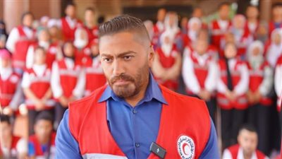 تامر حسني ينشر فيديو للطفل المفزوع من أصوات القصف في غزة.. وهذا تعليقه