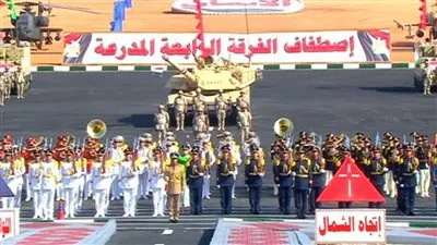 قائد الفرقة الرابعة المدرعة يستعرض أعمال التوجيه الطبوغرافي أمام السيسي (فيديو)