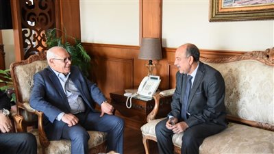 محافظ بورسعيد يستقبل وفدا من وزارة التخطيط وبنك الاستثمار القومي