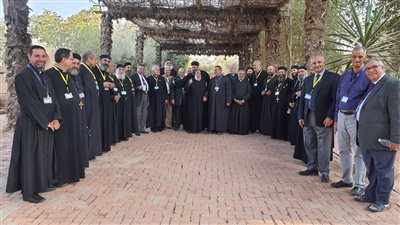 الكهنة والقساوس بمجلس كنائس مصر يصلون من أجل السلام