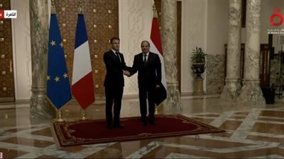 شاهد.. السيسي يستقبل نظيره الفرنسي في قصر الاتحادية