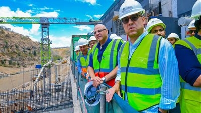 وزير الإسكان يتفقد سير العمل بمشروع سد ومحطة 