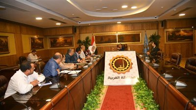 محافظ الغربية يعقد اجتماعا بمسئولي المتغيرات المكانية ويوجه بالإزالة الفورية لكافة التعديات (صور)