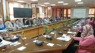 رئيس جامعة المنيا يشدد على تفعيل التعلم الحديثة والانتهاء من البطاقات الجامعية