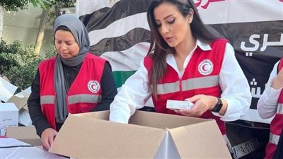 تضامنًا مع أهالي غزة.. رضوى الشربيني تتطوع في الهلال الأحمر