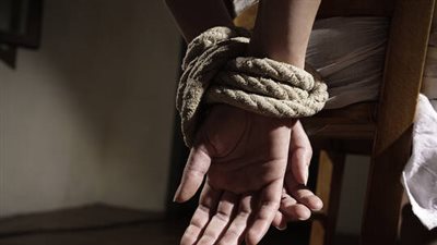 متلازمة ستوكهولم.. الحُجة الجديدة لإسرائيل لتبرير مصافحة أحد الرهائن لعضو من حركة حماس