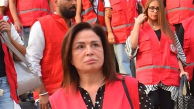 إلهام شاهين تتطوع لـ الهلال الاحمر لمساعدة فلسطين (فيديو)