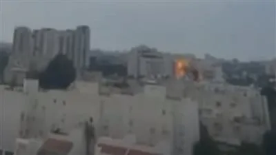 شاهد| لحظة سقوط صاروخ أطلق من غزة على مبنى في تل أبيب