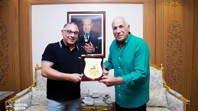 رئيس إنبي يُكرم حسين لبيب ويهديه درع 