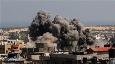 مستشار الرئيس الفلسطيني: مجزرة كاملة في قطاع غزة.. والآلاف في الشوارع تحت القصف 