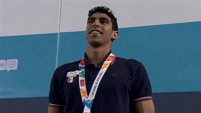 من وردة إلى تكريم.. الفجر الرياضي يرصد ما الذي حدث مع بطل السباحة عبد الرحمن سامح؟