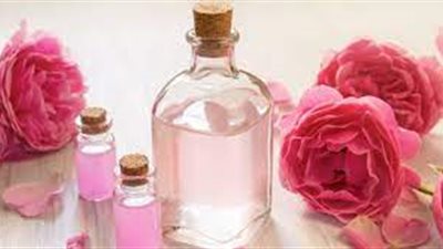 في الشتاء.. استخدمى وصفات ماء الورد لترطيب وتفتيح البشرة
