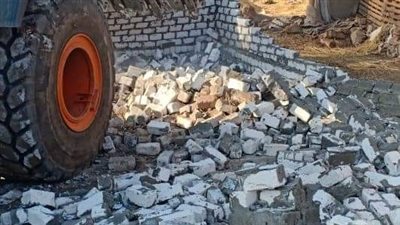 إزالة 14 حالة تعد ومخالفة بناء بمركز المحلة (صور)