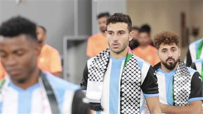 حمدي فتحي بالكوفية الفلسطينية مع الوكرة قبل انطلاق مباراة أم صلال في الدوري القطري