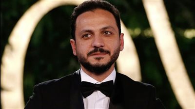 بيتر ميمي ينشر صورة برفقة مؤلفي 