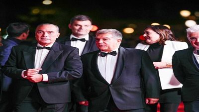 فور وصوله لحفل الكرة الذهبية.. رئيس برشلونة يتلقى هتافات باسم ليونيل ميسي