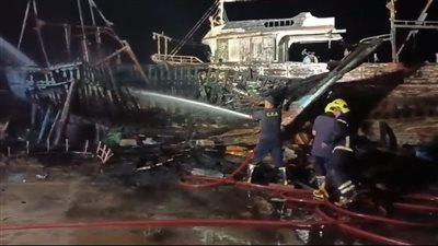 حريق مركب داخل ميناء الصيد ببورسعيد.. والحماية المدينة تُنقذ الأسطول البحري 
