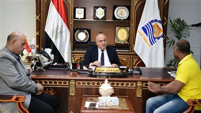 محافظ قنا يواصل استقبال المواطنين يوميا بمكتبه لبحث شكواهم