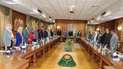 رئيس جامعة المنوفية يستهل الاجتماع الدوري بالوقوف دقيقة حداد على أرواح شهداء غزة