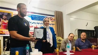 وكيل شباب الدقهلية تكرم عبد اللطيف منيع لاعب المصارعة بدكرنس (صور)