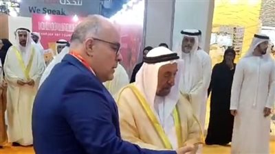 القاسمي يتفقد جناحي هيئة الكتاب ودار الكتب بمعرض الشارقة الدولي للكتاب ويشيد بالمشاركة المصرية