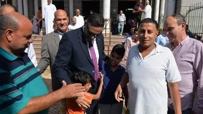 محافظ الدقهلية يلتقي بالمواطنين ويستمع لمطالبهم بعد أداء صلاة الجمعة بمسجد النصر بالمنصورة