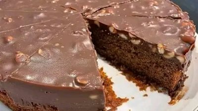 بالخطوات وطريقة التزيين..تعرف على طريقة عمل تورتة الشوكولاتة الكلاسيكية