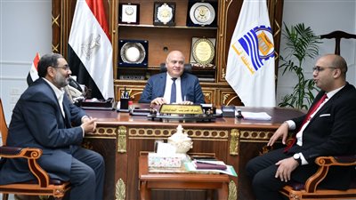 محافظ قنا يوجه بالتعاقد مع صيادلة للتيسير على مرضى عيادات التأمين الصحي في صرف الأدوية