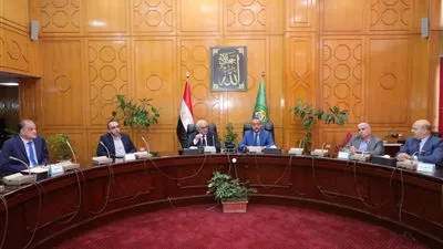 وزير التعليم ومحافظ الإسماعيلية يعقدان اجتماعا مع قيادات ومديرى الإدارات التعليمية