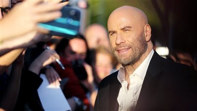 الجمهور يترقب الكوميديا الرومانسية الغنائية بين جون ترافولتا وكاثرين هيغل